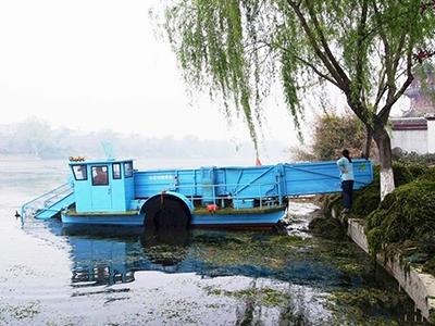 Water Caltrop Salvage Boat in Xiangyang  